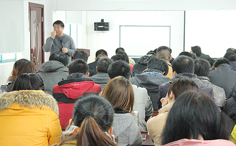 安邦邀請著名經(jīng)濟學教授陸滿平來企做“融資上市”培訓(xùn)(圖1)