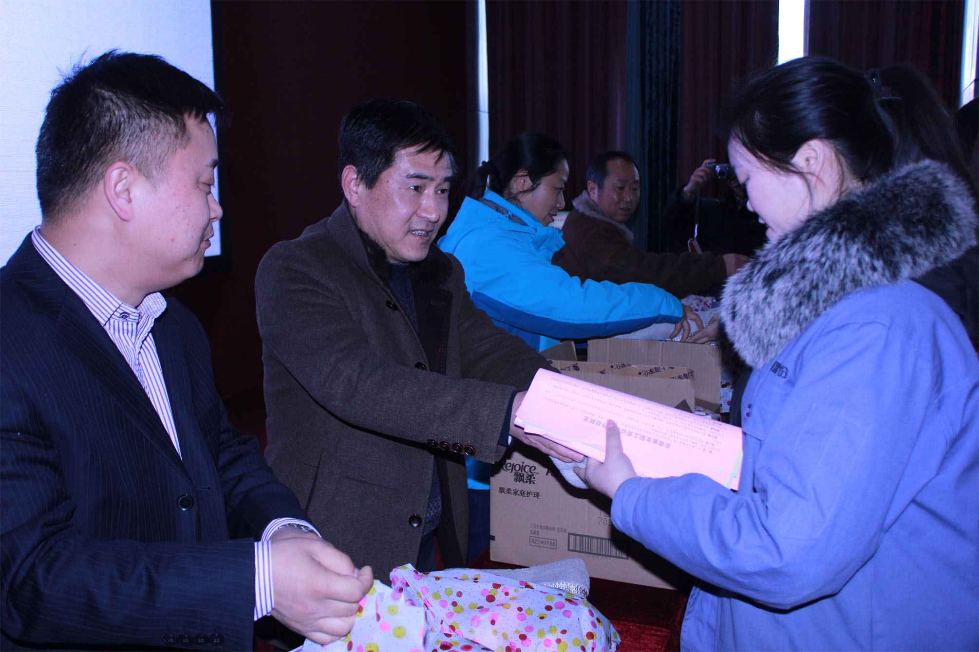 市總工會一行走訪慰問我公司女職工(圖1) 工會主席發(fā)放慰問品