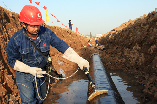 案例分析：輸送油、氣管道安裝電伴熱系統(tǒng) 需要?jiǎng)兊艄艿婪栏瘜樱?圖1)