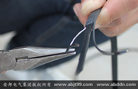 剝?nèi)グ诮饘賹Ь€上的PTC導電塑料