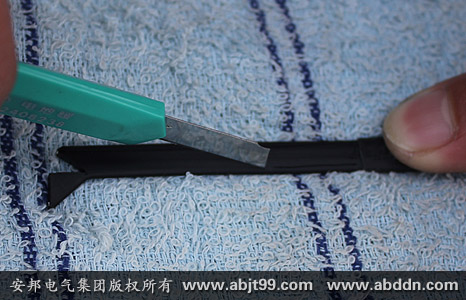 沿2條金屬導線內(nèi)側劃開