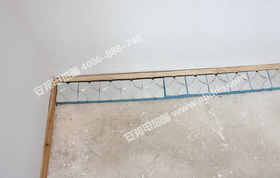 開始鋪設電地暖模塊，根據現(xiàn)場情況鋪設好轉向模塊